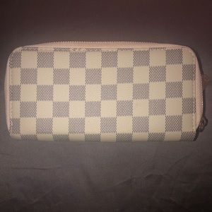 White/grey checked wallet